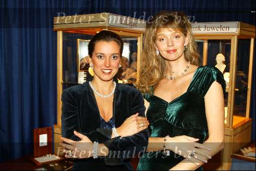 Garderen 23 november 2002
Juwelen en Horlogeshow van Ibink Juwelen .
Mylou Mazali(l) en Melanie Greve(r) (operette zangeressen)