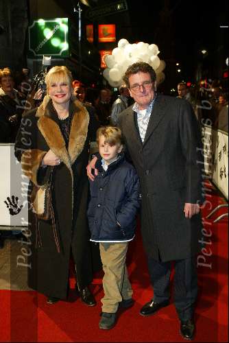 Amsterdam 15 november 2002
Premiere Pietje Bell in Tuschinski
Monique v d Ven Edwin de Vries en hun zoon Sammy