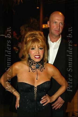 Aalsmeer 8 november 2002
Modeshow la Perla
Patricia Paay met haar beveiligingsman
