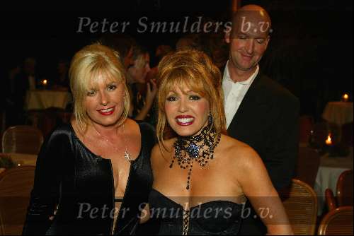 Aalsmeer 8 november 2002
 Modeshow la Perla
Patricia Paay met haar beveiligingsman