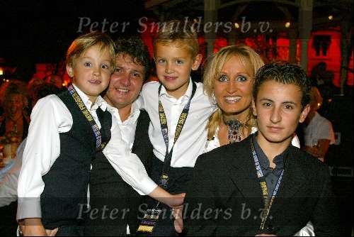 Rotterdam 5 oktober 2002
Rene Froger met Natasja Froger en hun kinderen na zijn optreden in AHOY