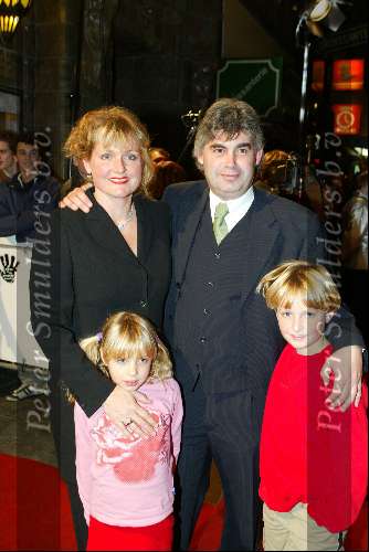 Amsterdam 15 november 2002
Premiere Pietje Bell in Tuschinski
Rob Oudkerk met gezin