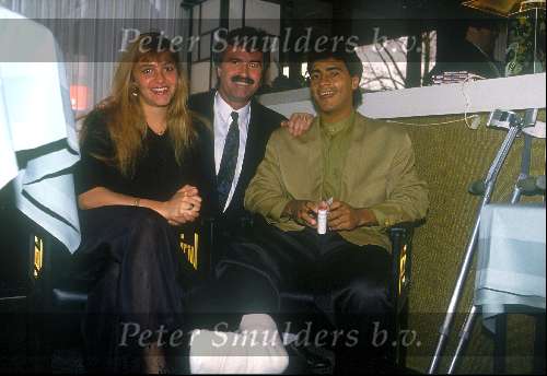 Romario met zijn eerste vrouw Monica geblesseerd bij Rest. De blauwe lotus en met Guus Hiddink