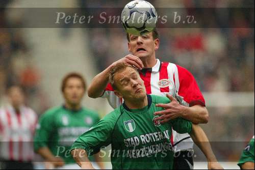 Eindhoven 17 november 2002
PSV-Feyenoord 1-2
Rzasa in duel met Jan Vennegoor of Hesselink