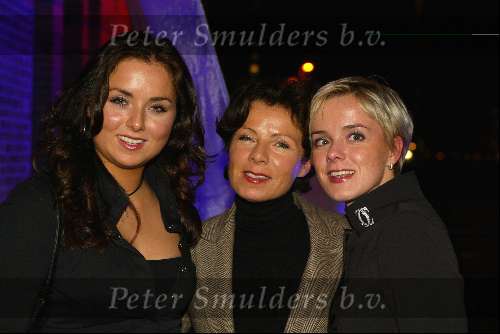 Amsterdam 13 november 2002
Opening Louis Vuitton winkel.
Suze Mens met dochters Marloes Mens en Suze Mens