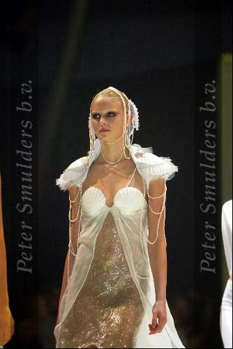 Amsterdam 29 november 2002
Modeshow orange babies in passagiers terminal
Yfke Sturm