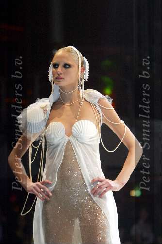 Amsterdam 29 november 2002
Modeshow orange babies in passagiers terminal
Yfke Sturm