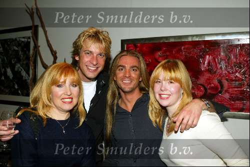 Amstelveen 26 november 2003
Presentatie boek Robert Schoemacher bij Special Sports.
Yvonne Keeley met dochter en Adam Curry en Tom Sebastian