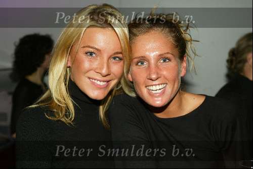 Amsterdam 11 november 2003
Presentatie sieradenlijn Otazu en Gassan diamonds
Angela Kluivert en de vriendin van Michael Reiziger
