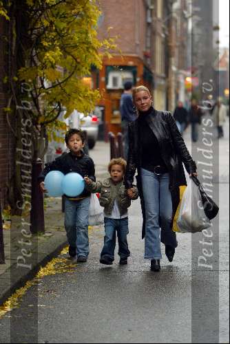 Amsterdam 18 november 2003
Angela Kluivert met 2 van haar kinderen