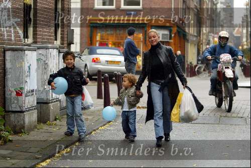 Amsterdam 18 november 2003
Angela Kluivert met 2 van haar kinderen
