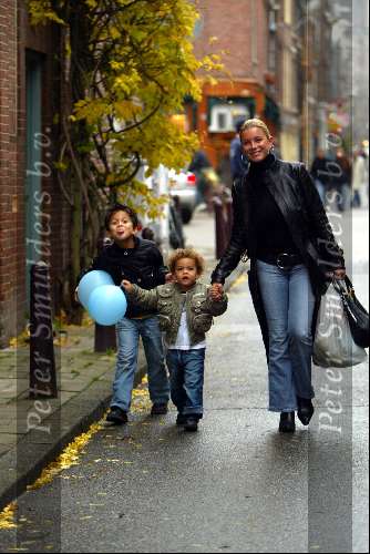 Amsterdam 18 november 2003
Angela Kluivert met 2 van haar kinderen