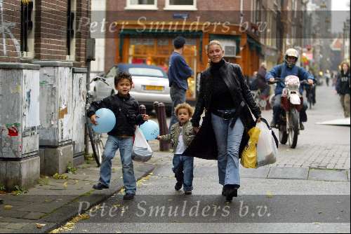 Amsterdam 18 november 2003
Angela Kluivert met 2 van haar kinderen