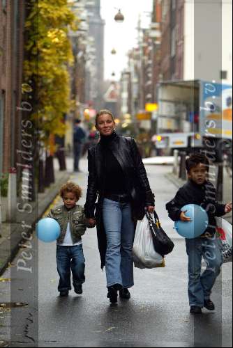 Amsterdam 18 november 2003
Angela Kluivert met 2 van haar kinderen