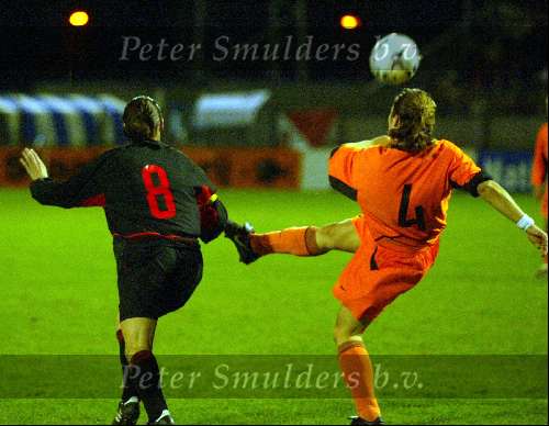 Eindhoven, 22 november 2003
Interland damesvoetbal Nederlnad-Belgie, eindstand 3-0
(4) Annemieke Griffioen