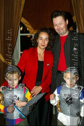 Kaatsheuvel 7 november 2003
premiere doornroosje in dce efteling
Carel Kraaijenhof met vrouw en kinderen