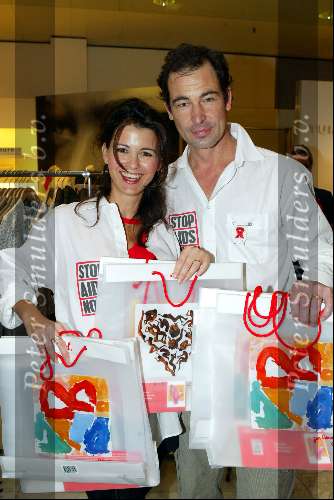 Amsterdam 29 november 2003
Bekende Nederlanders verkopen plastic tassen t.b.v. het aidsfonds.
Caroline de Bruijn en Erik de Vogel