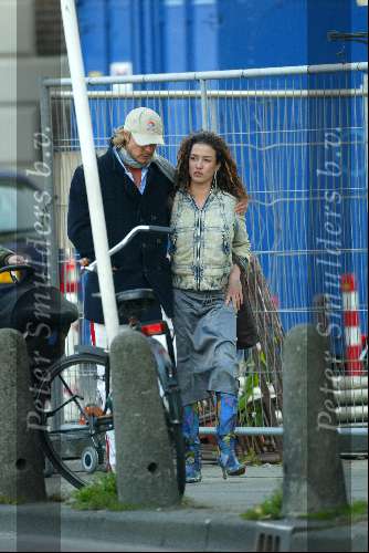 Amsterdam 8 november 2003
Katja Schuurmans en Chris Zegers wandelend op de pc hooftstraat