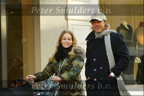 Amsterdam 8 november 2003
Guusje Nederhorst en Chris Zegers wandelend met kinderwagen