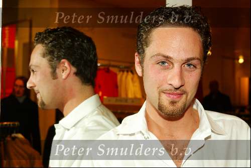 Amsterdam 29 november 2003
Bekende Nederlanders verkopen plastic tassen t.b.v. het aidsfonds.
Christophe Haddad