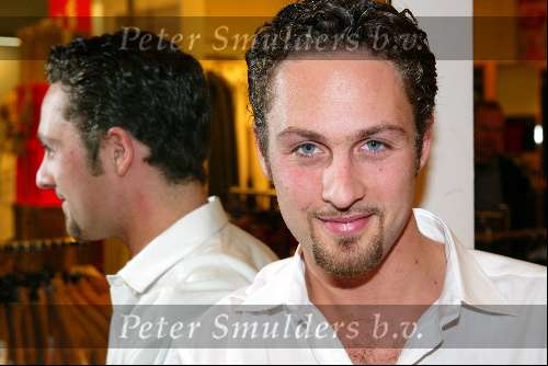 Amsterdam 29 november 2003
Bekende Nederlanders verkopen plastic tassen t.b.v. het aidsfonds.
Christophe Haddad