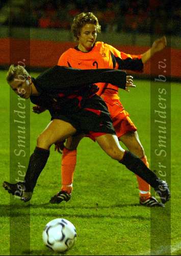 Eindhoven, 22 november 2003
Interland damesvoetbal Nederlnad-Belgie, eindstand 3-0
Daphne Koster in duel met Fanny Kimpe
