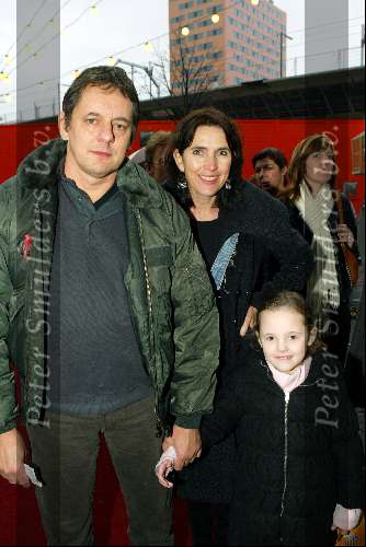Amsterdam 16 november 2003
Premiere Pipo de clown in het pathe arena theater
Dick Maas met vrouw en dochter
