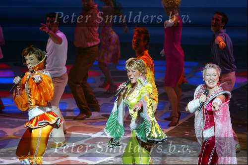 Utrecht 9 november 2003
Premiere Mama Mia in Utrec ht
Simone Kleinsma en Doris Baaten en Ellen Evers