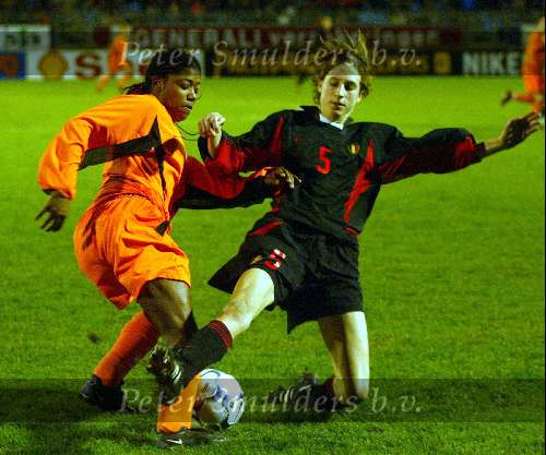 Eindhoven, 22 november 2003
Interland damesvoetbal Nederlnad-Belgie, eindstand 3-0
(7) Dyanne Bito