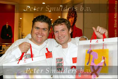 Amsterdam 29 november 2003
Bekende Nederlanders verkopen plastic tassen t.b.v. het aidsfonds.
Bart Oomen(amstel reclame) en Edward Stelder
