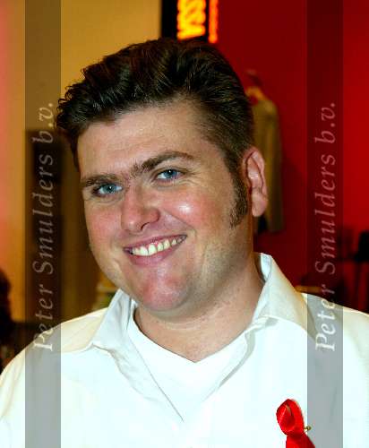 Amsterdam 29 november 2003
Bekende Nederlanders verkopen plastic tassen t.b.v. het aidsfonds.
Bart Oomen(amstel reclame) en Edward Stelder