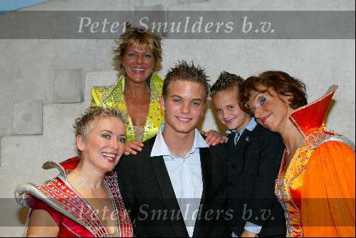 Utrecht 9 november 2003
Premiere Mama Mia in Utrec ht
Doris Baaten, Ellen Evers Simone Kleinsma en Jim Idols