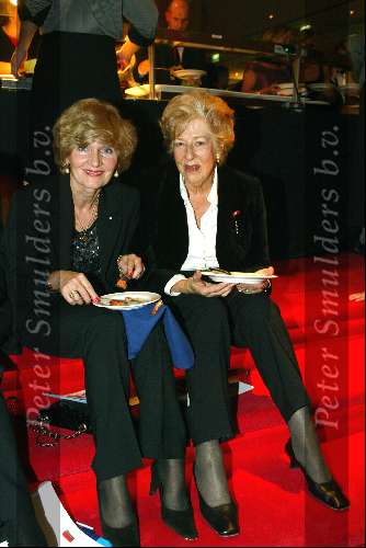 Utrecht 9 november 2003
Premiere Mama Mia in Utrec ht
Ellen Vogel (rechts)