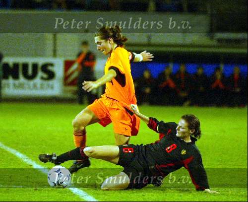 Eindhoven, 22 november 2003
Interland damesvoetbal Nederlnad-Belgie, eindstand 3-0
(14) Ellen v Bergen