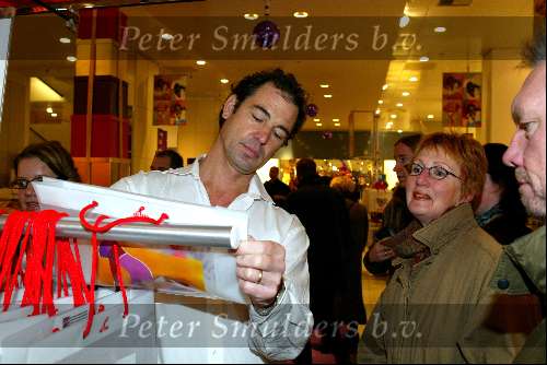 Amsterdam 29 november 2003
Bekende Nederlanders verkopen plastic tassen t.b.v. het aidsfonds.
Erik de Vogel
