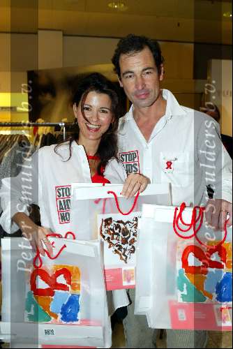 Amsterdam 29 november 2003
Bekende Nederlanders verkopen plastic tassen t.b.v. het aidsfonds.
Caroline de Bruijn en Erik de Vogel