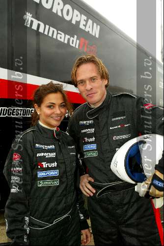 Donnington 25 november 2003
Trust & Minardi in donnington
Georgina Verbaan  en Jort Kelder