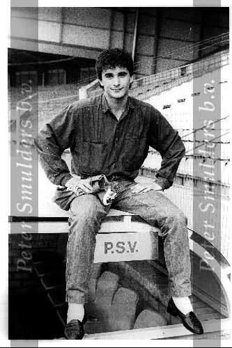 eindhoven, 28 mei 1986
Gerald Vanenburg tekent zijn eerste kontrakt bij PSV