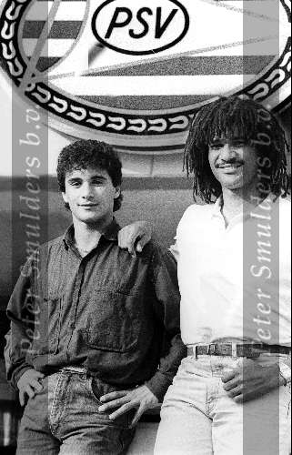 eindhoven, 28 mei 1986
Gerald Vanenburg tekent zijn eerste kontrakt bij PSV
Hier samen met Ruud Gullit die in 1985 bij de eindhovense club is gekomen