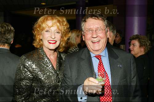 Gouda  17 november 2003
Premiere hemelbed met jos brink en liesbeth List
Gerrie v d klei en John lanting met glaasje bier