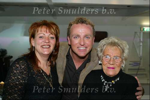 Amsterdam 14 november 2003
Presentatie cd gordon op de supperclub boot.
Gordon met  moeder en zus