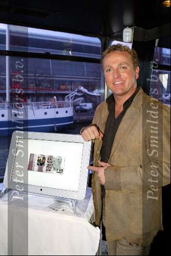 Amsterdam 14 november 2003
Presentatie cd gordon op de supperclub boot.
Gordon met een Apple scherm