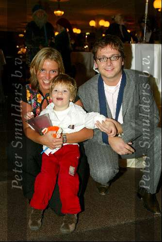 Kaatsheuvel 7 november 2003
Premiere doornroosje in dce efteling
Guus Meeuwis met vrouw en zoontje