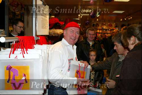 Amsterdam 29 november 2003
Bekende Nederlanders verkopen plastic tassen t.b.v. het aidsfonds.
Harry Slinger