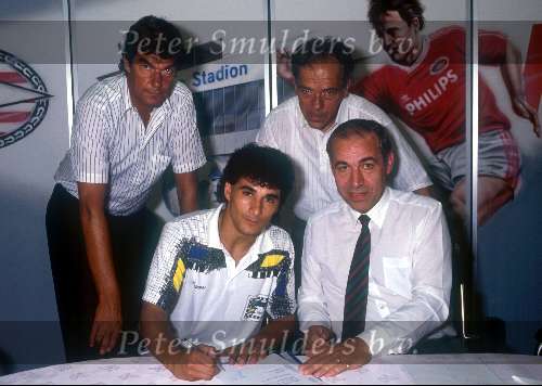 1991
Gerald Vanenburg ondertekent zijn langdurig kontrakt bij PSV verder Jacques Rits Kees Ploegsma Harry v Raaij