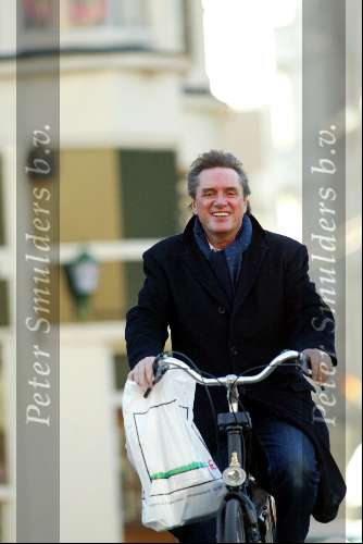 Amsterdam 28 november 2003
Hennie Vrienten boodschappen doen op fiets