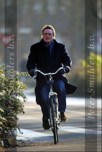 Amsterdam 28 november 2003
Hennie Vrienten boodschappen doen op fiets