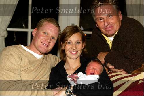Castricum 27 november 2003
Nicky LaCroix en Frank la Croix met hun zoontje Oliver en met opa Henny Huisman.