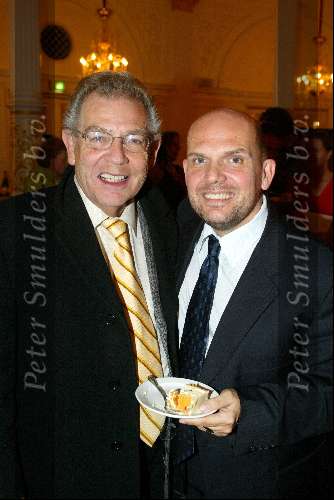 Amsterdam 7 november 2003
Ondertekening kontrakt Jaap v Zweden als dirigent van Philharmonisch concert 
Hier samen met zijn vader Daniel v Zweden