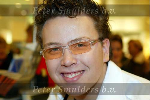 Amsterdam 29 november 2003
Bekende Nederlanders verkopen plastic tassen t.b.v. het aidsfonds.
Jamai